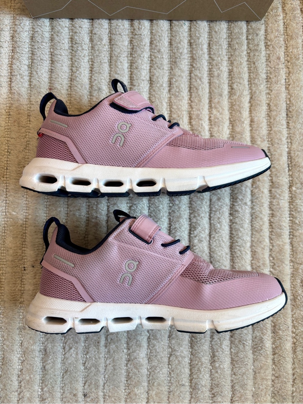 On Running Cloud Play Kids Pink and Navy Lace-Up Velcro Sneakers great condition - Picture 5 of 11